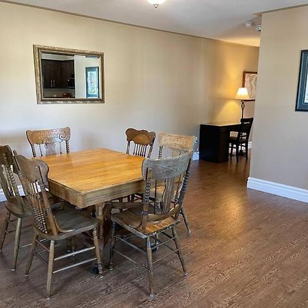 Cozy 2 Bedroom Home In Chatham - Left Side 외부 사진
