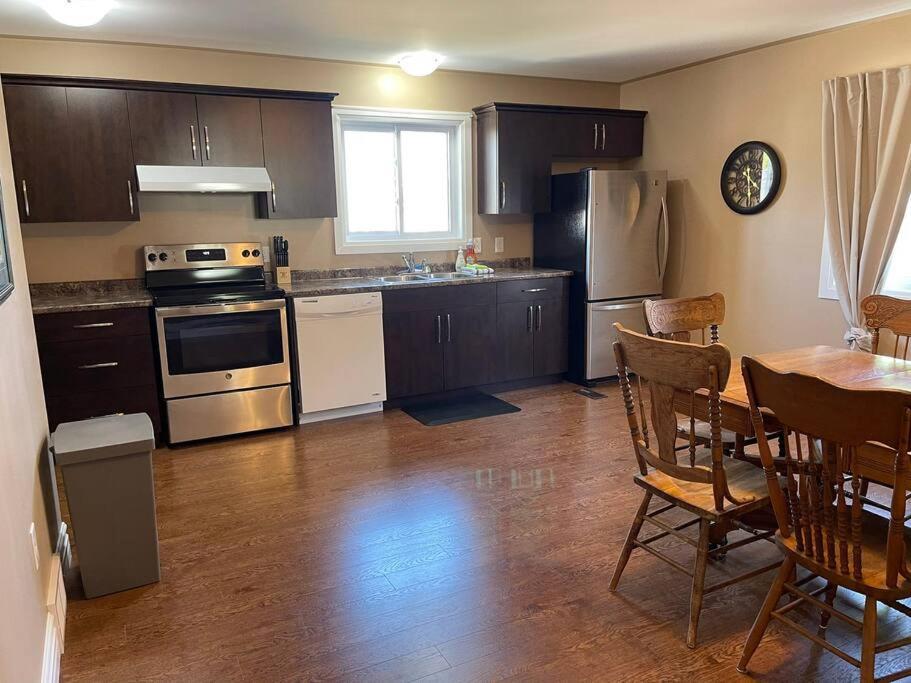 Cozy 2 Bedroom Home In Chatham - Left Side 외부 사진