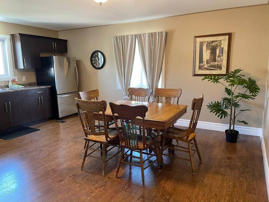 Cozy 2 Bedroom Home In Chatham - Left Side 외부 사진